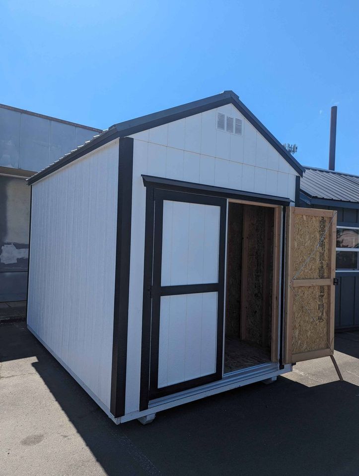 A Summit Structures shed on the lot in Oregon